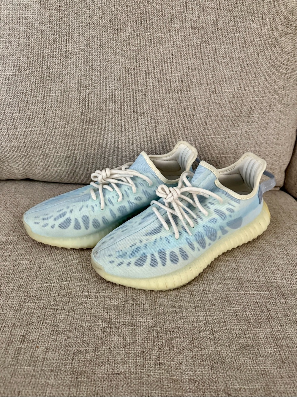 YEEZY SNEAKERS